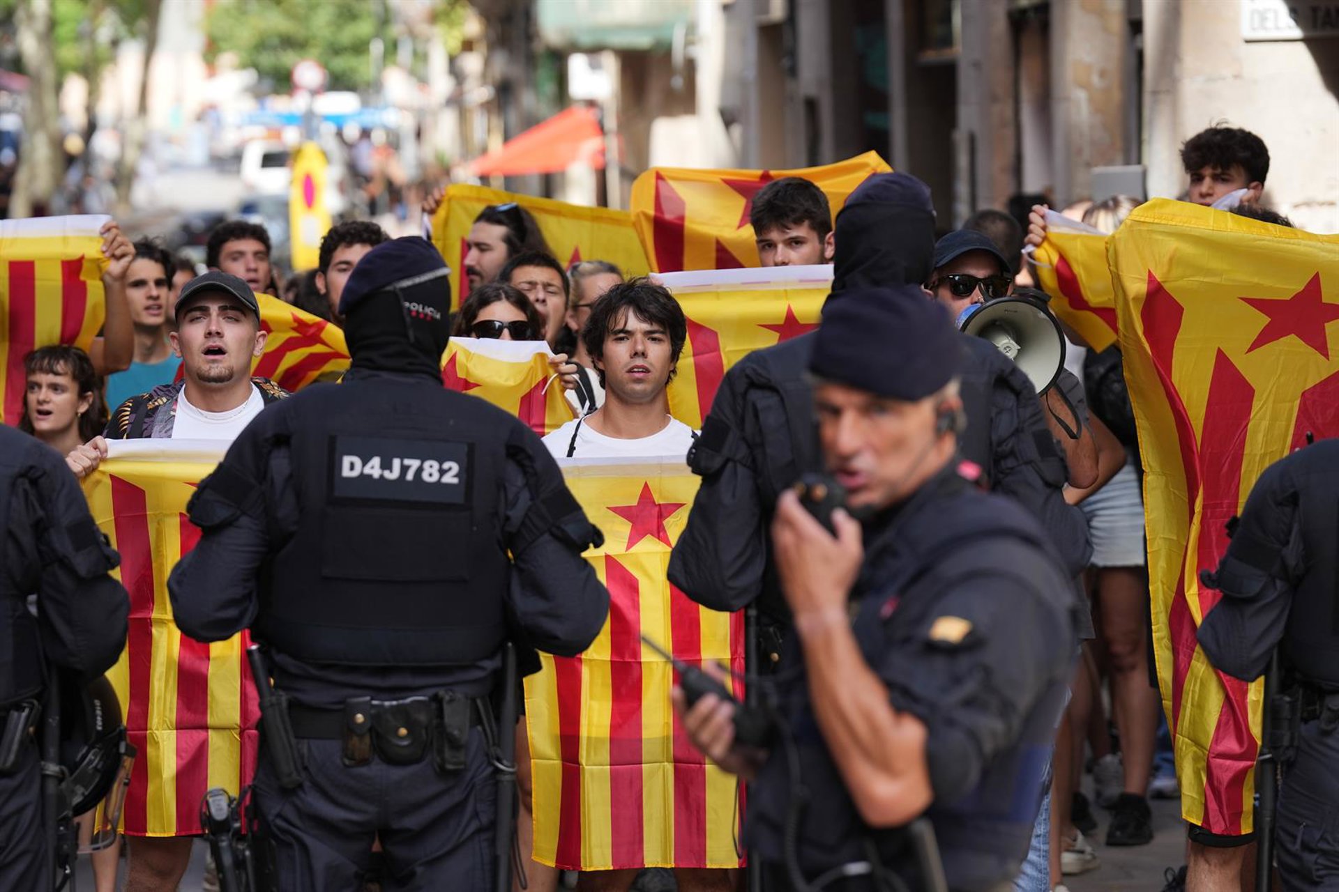Los Mossos cargan contra la manifestación antifascista e impide que accedan al Fossar