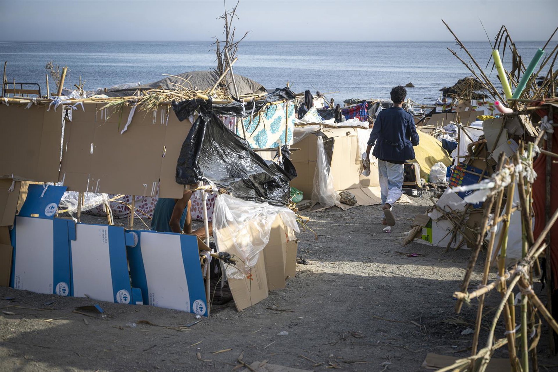 Más de 40 asentamientos de migrantes, coches y contenedores quemados esta madrugada en Ceuta