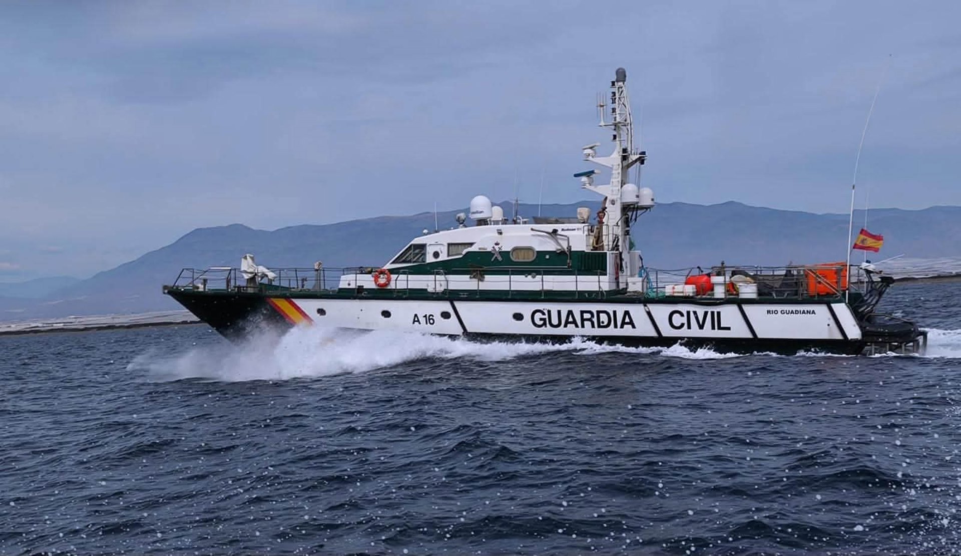 Cinco detenidos por daños y contrabando tras chocar contra una embarcación de la Guardia Civil en Adra