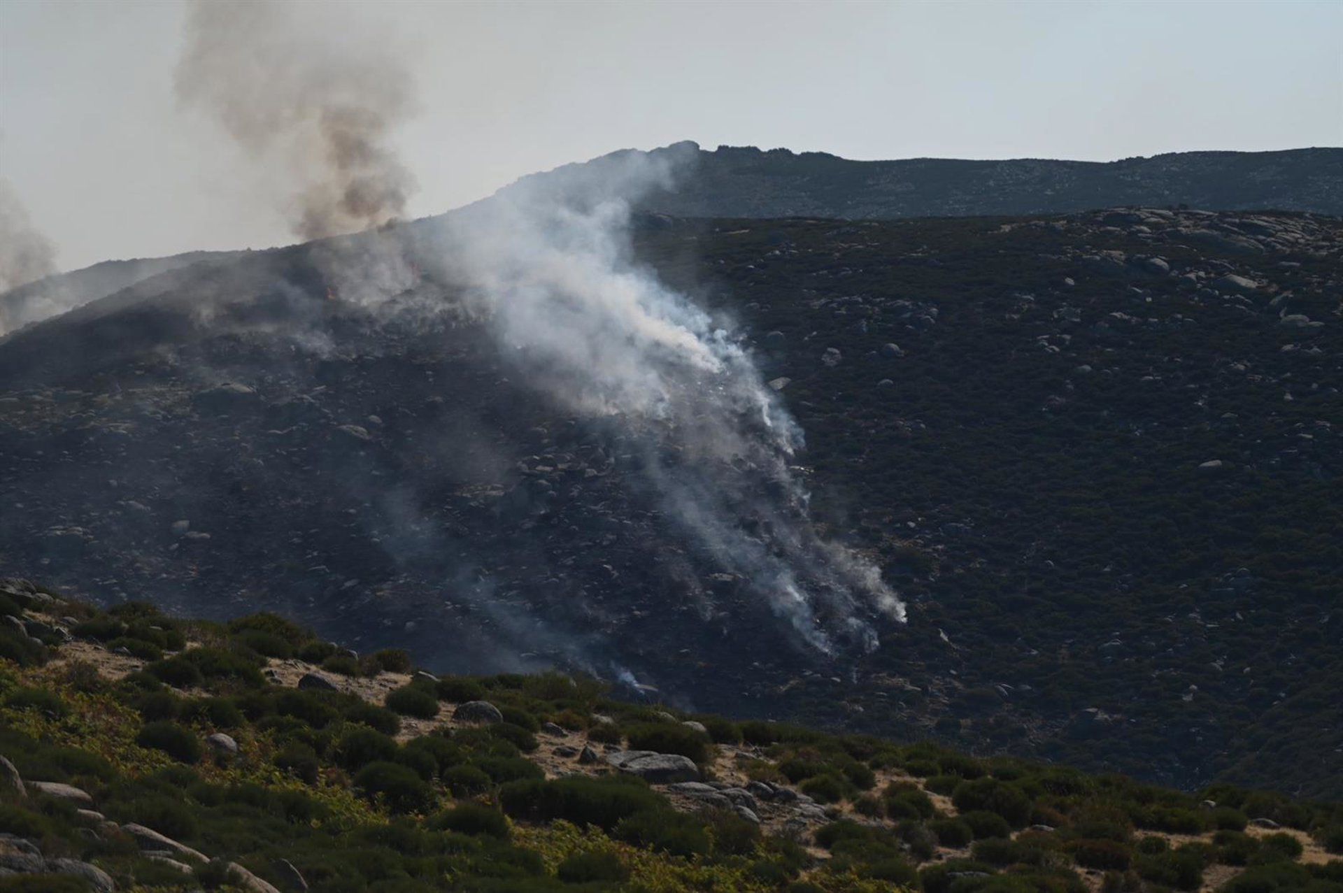 Aumentan a 115 los efectivos y a 17 los medios aéreos que tratan de sofocar el incendio en Tornavacas