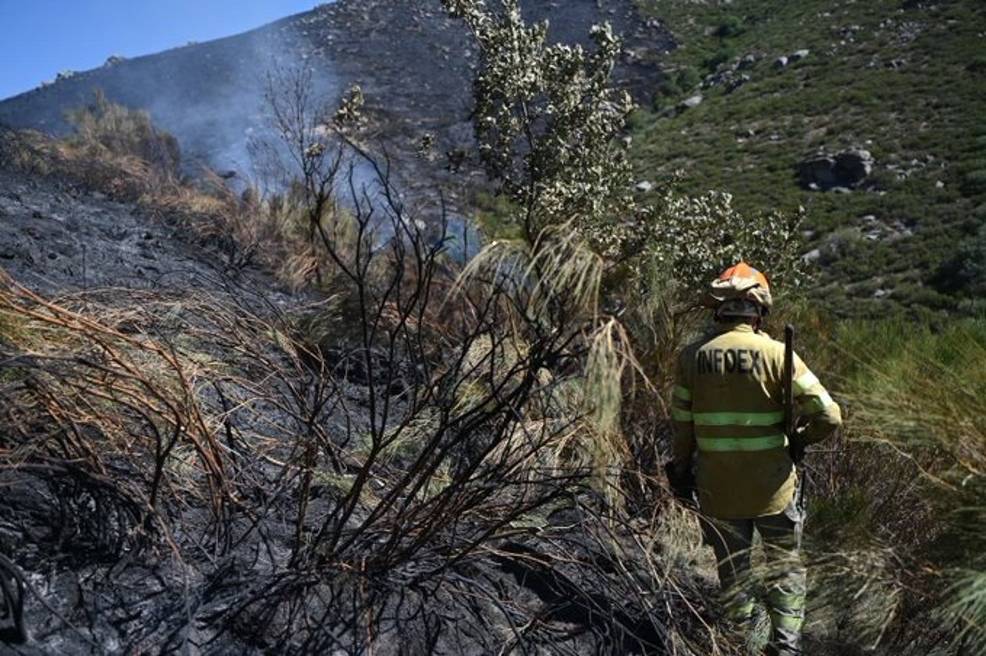 El incendio de Tornavacas evoluciona favorablemente mientras se mantiene desplegado un amplio dispositivo