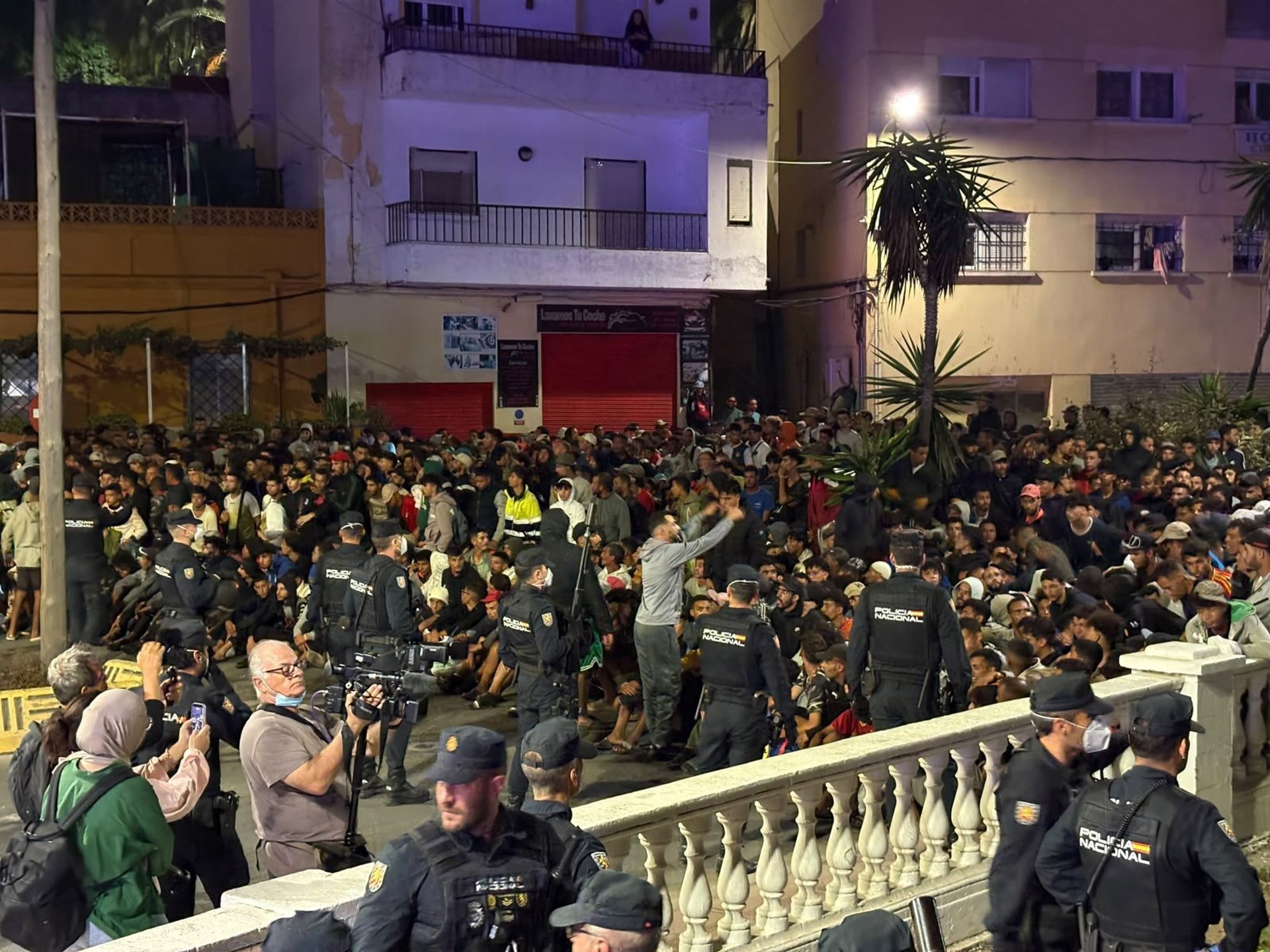Tensión en el traslado de los inmigrantes de las playas del Trampolín y Benítez al dispositivo del Puerto de Ceuta