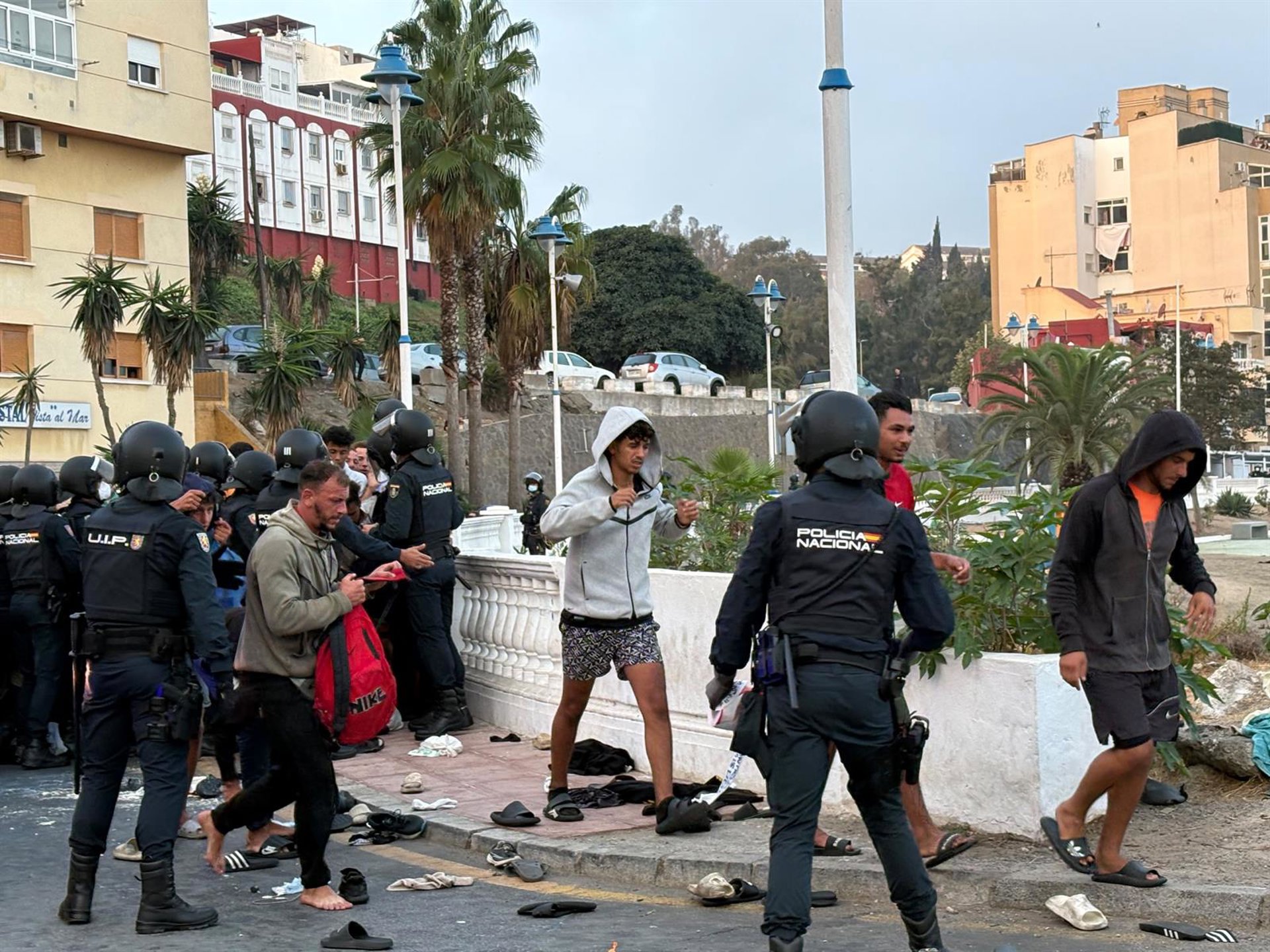 El PP califica de «caos absoluto» el traslado de los inmigrantes al Puerto de Ceuta y exige al Gobierno la dimisión