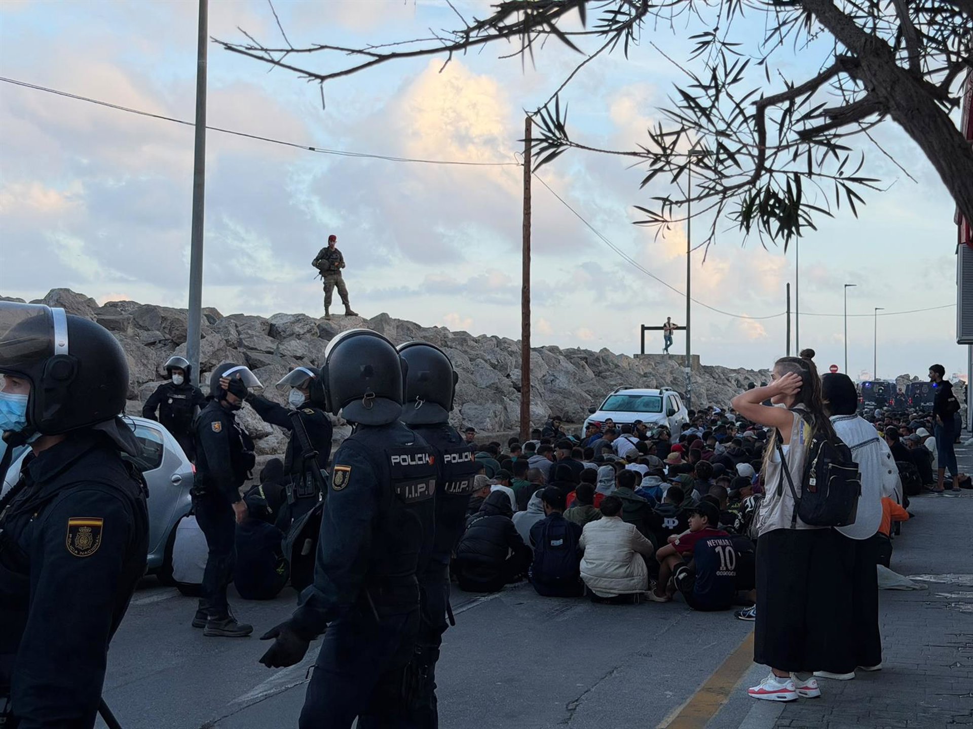 Unos 240 agentes conforman el dispositivo para trasladar a inmigrantes al Puerto de Ceuta apoyados por drones