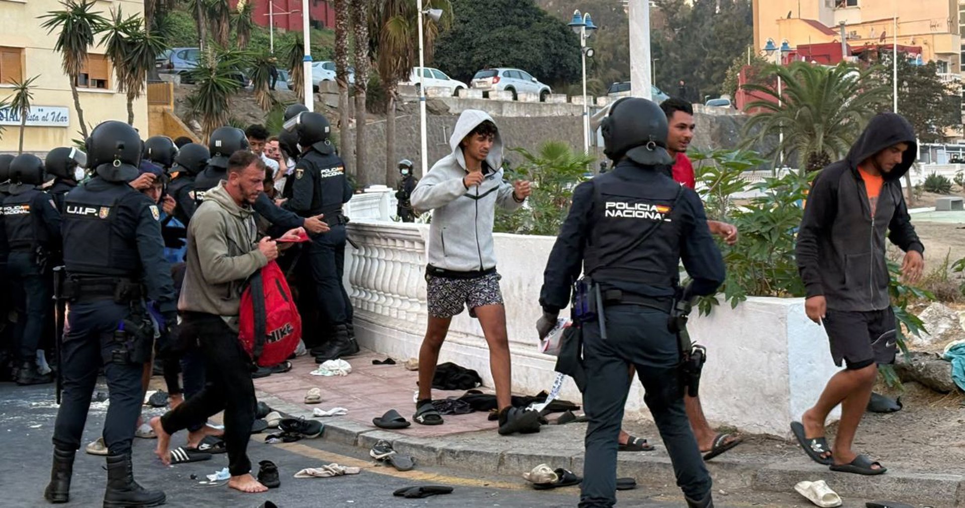 Los migrantes entran en el recurso del Puerto de Ceuta, tras una mañana de tensión y cargas durante su traslado