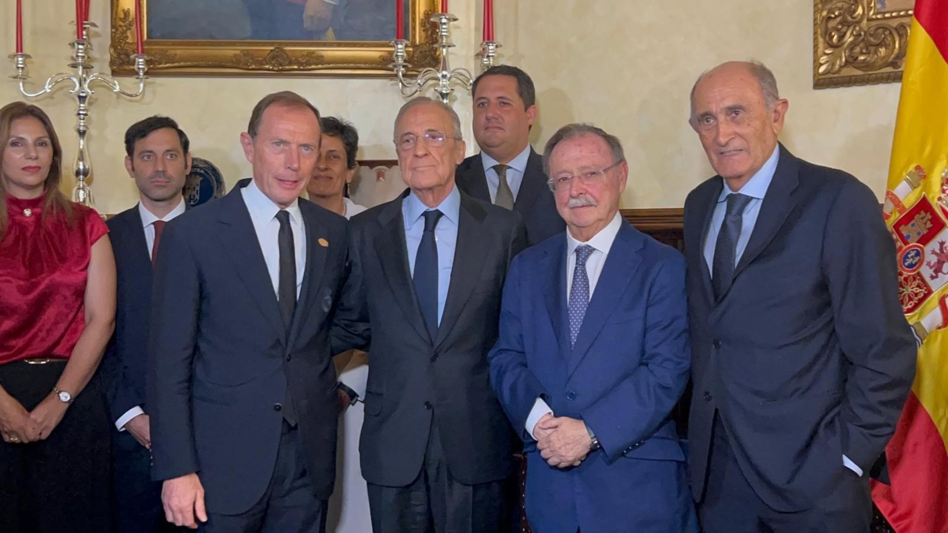 Decenas de ceutíes reciben a Florentino Pérez con camisetas del Madrid: «Gracias por apoyarnos»