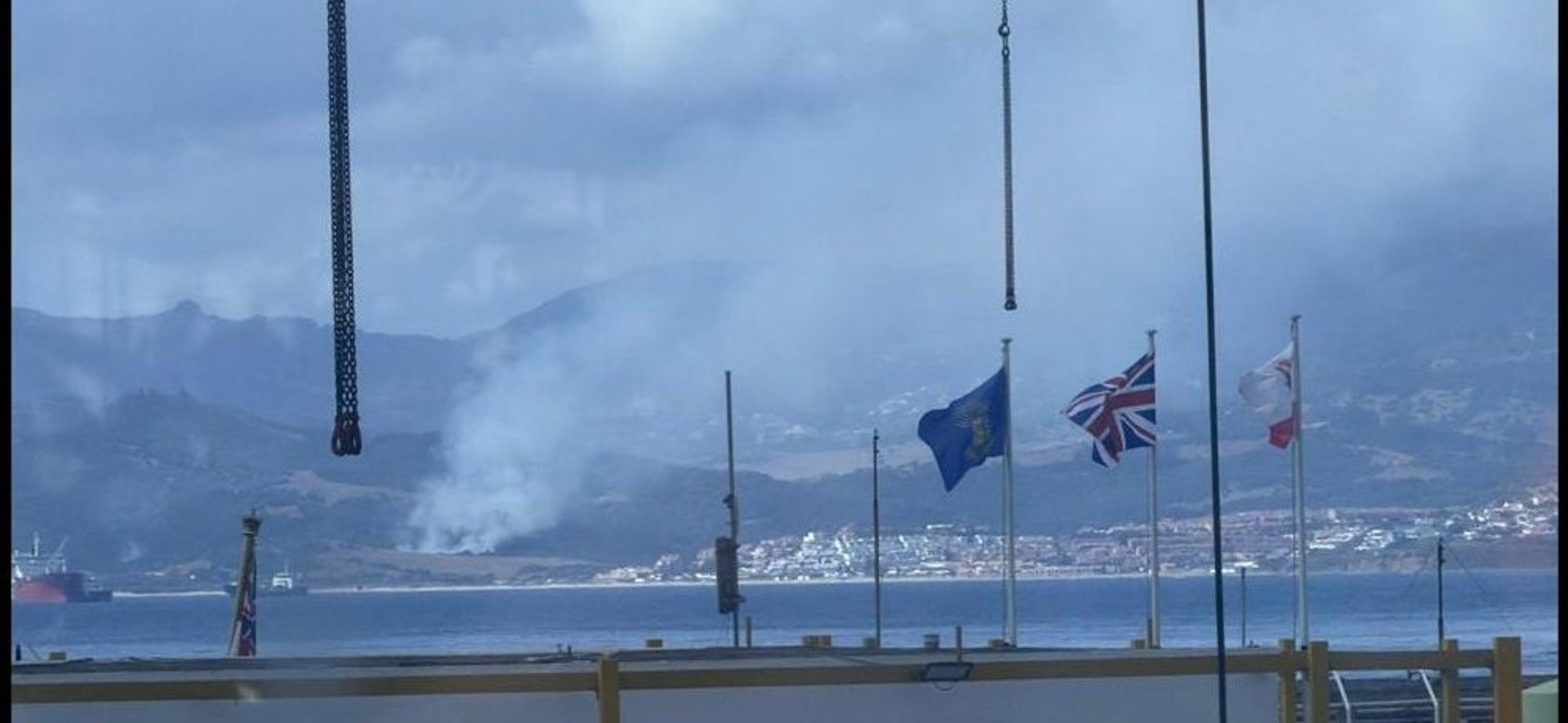 Extinguida la reactivación del incendio declarado este jueves en Las Pantallas, en Algeciras