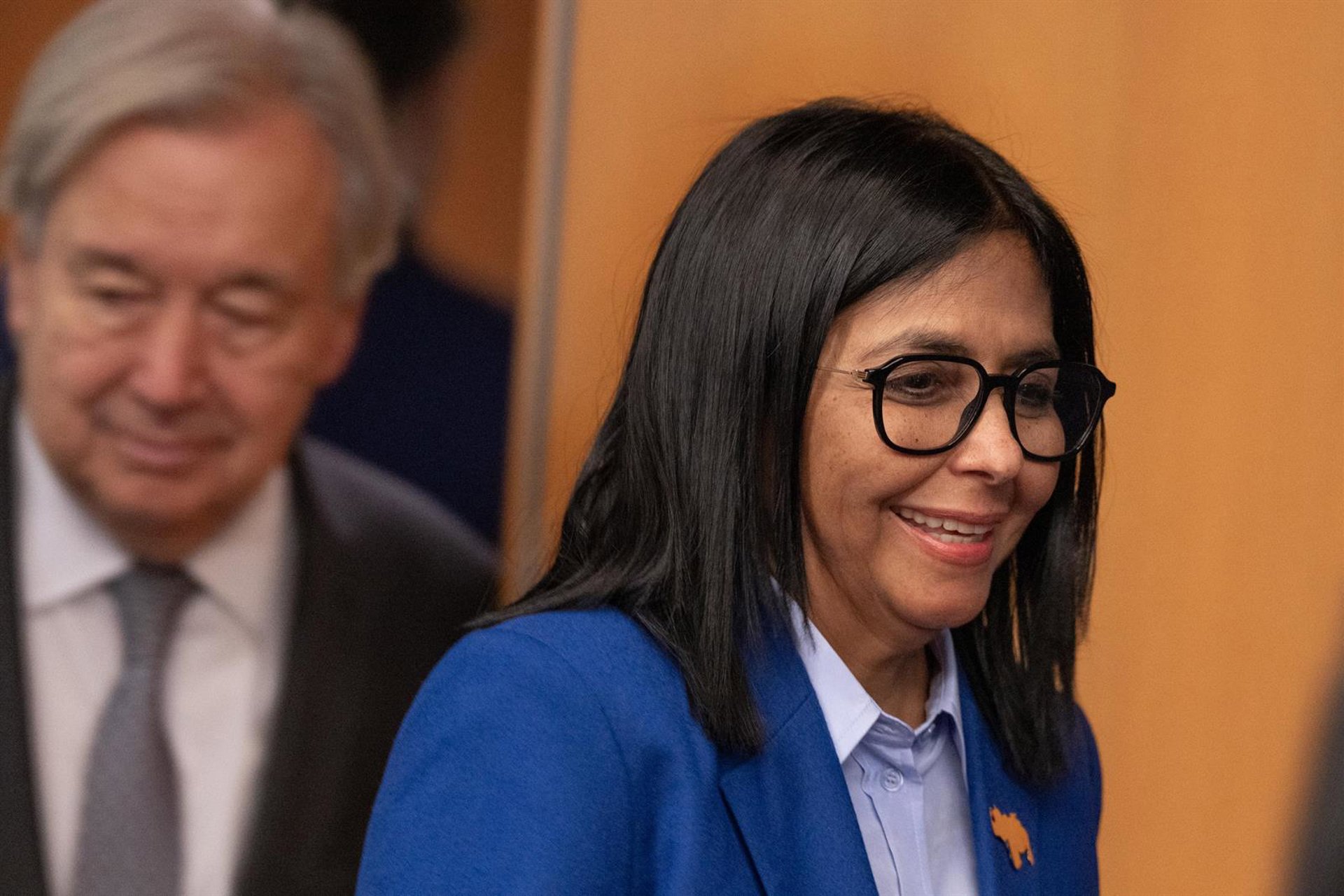 Delcy Rodríguez se acerca a Pedro Sánchez en la ONU y le pide seguir hablando sobre la situación en Venezuela