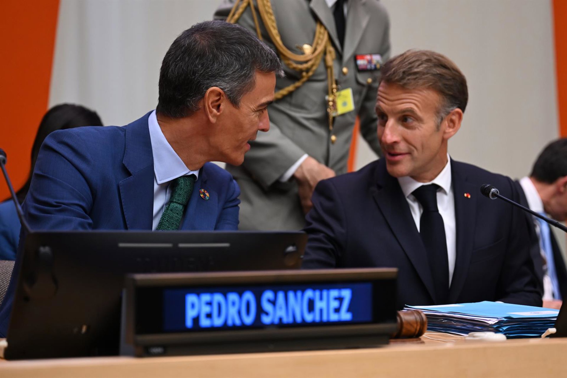 Sánchez defiende junto a Macron la protección de la infancia ante la IA para evitar «una jungla sin ley»