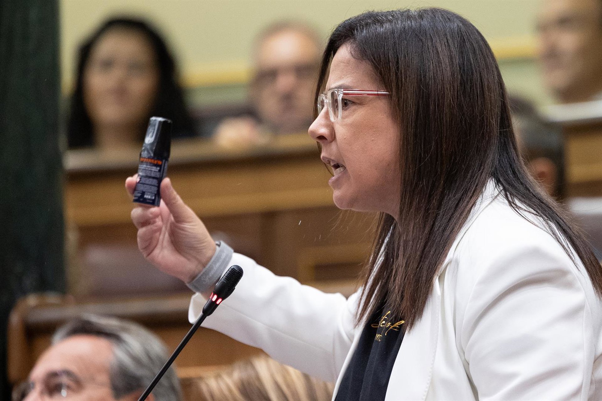 Armengol expulsa del hemiciclo a una diputada del PP por mostrar un bote de gas pimienta al considerarlo «un arma»
