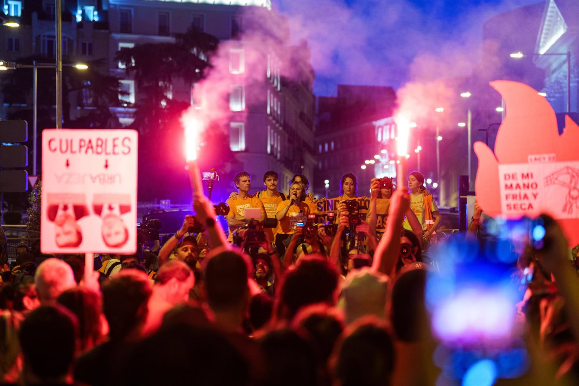 Cientos de personas continúan acampadas en la Puerta del Sol de Madrid para exigir el ‘decreto Maricarmen’