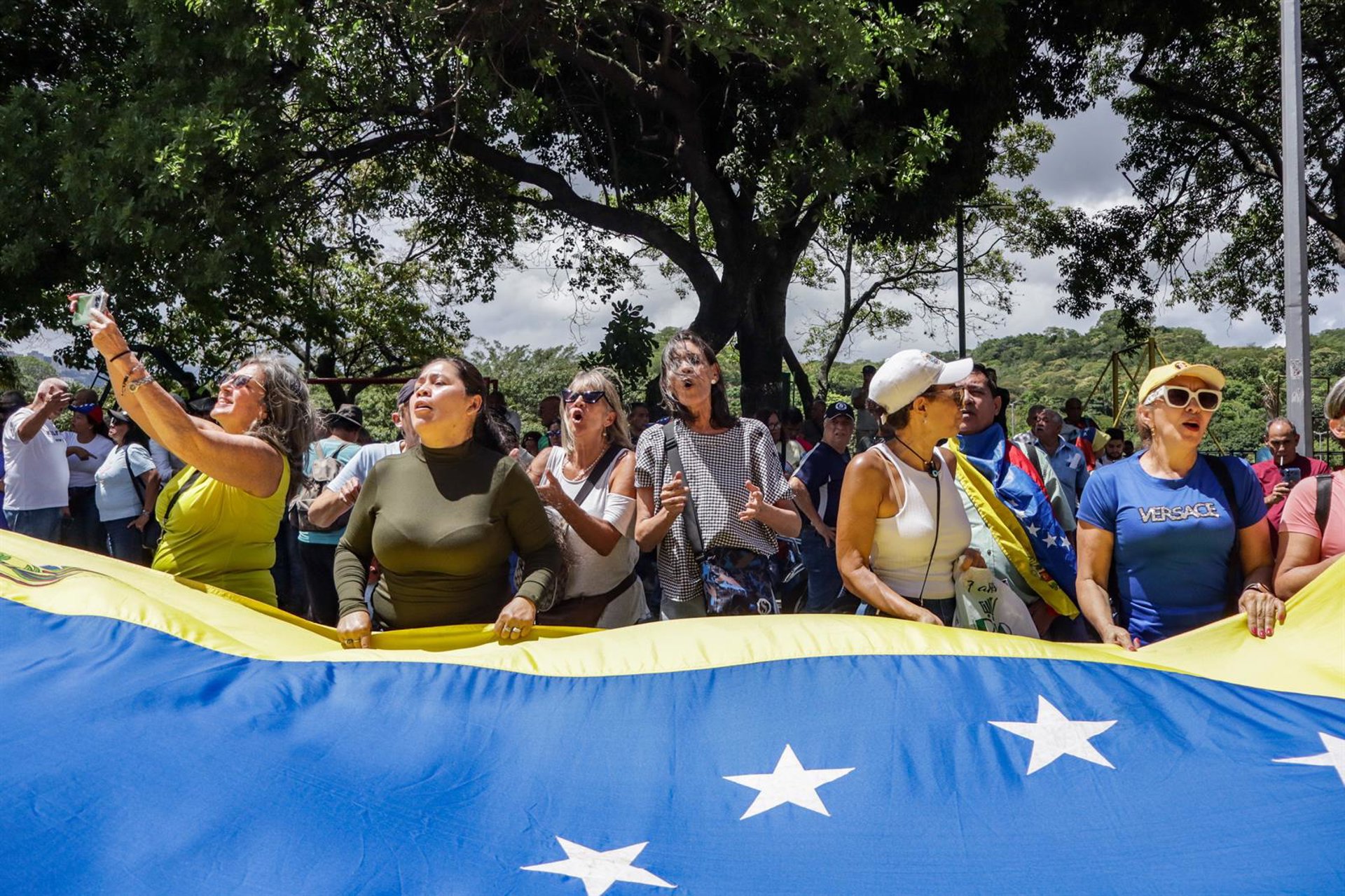 Simpatizantes de María Corina Machado se movilizan en Venezuela para exigir elecciones y su «regreso seguro»