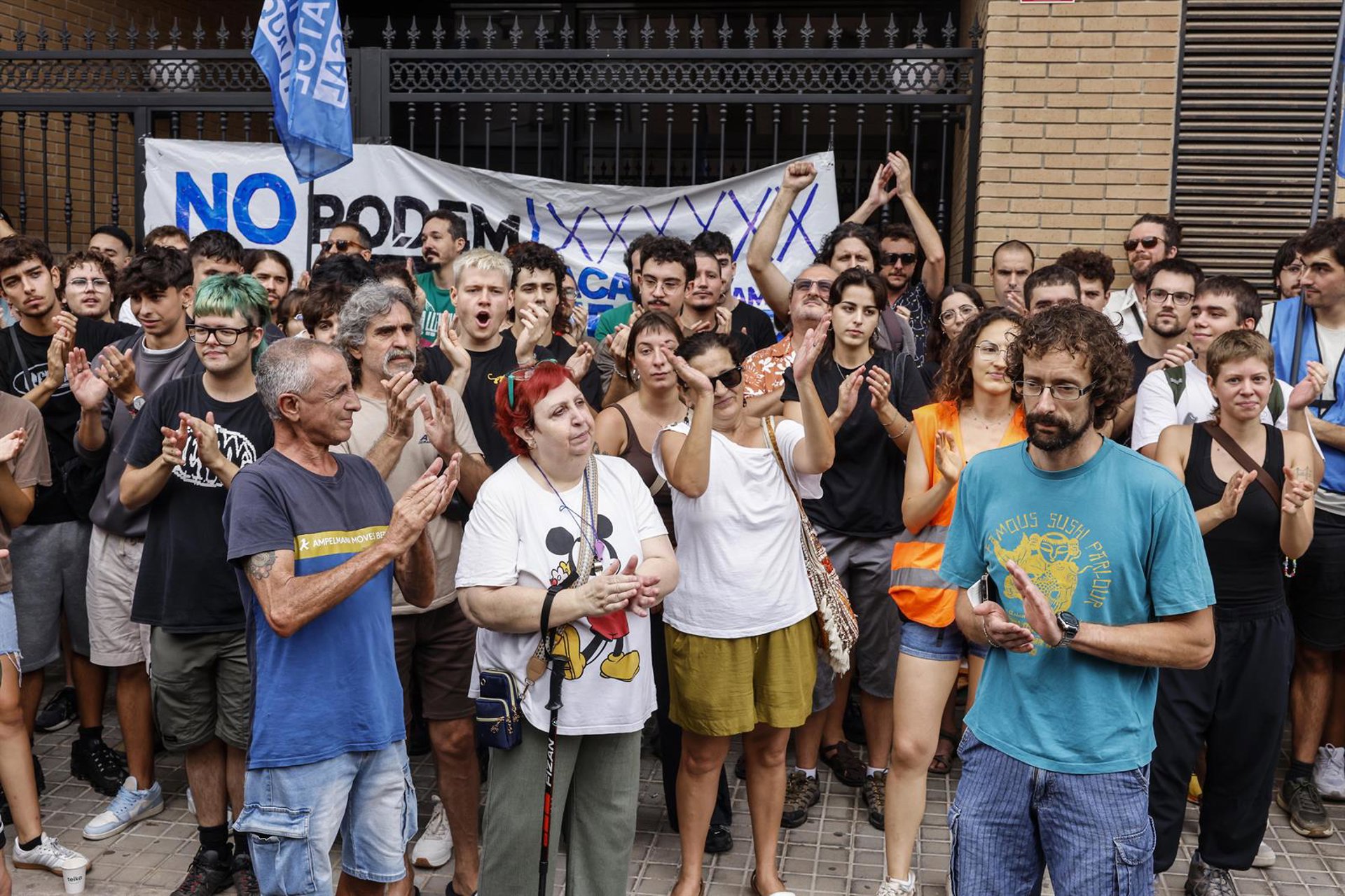 Paralizado diez días el desahucio de Daniel, el físico de la UV: «Si hoy no viene gente aquí, me echan»