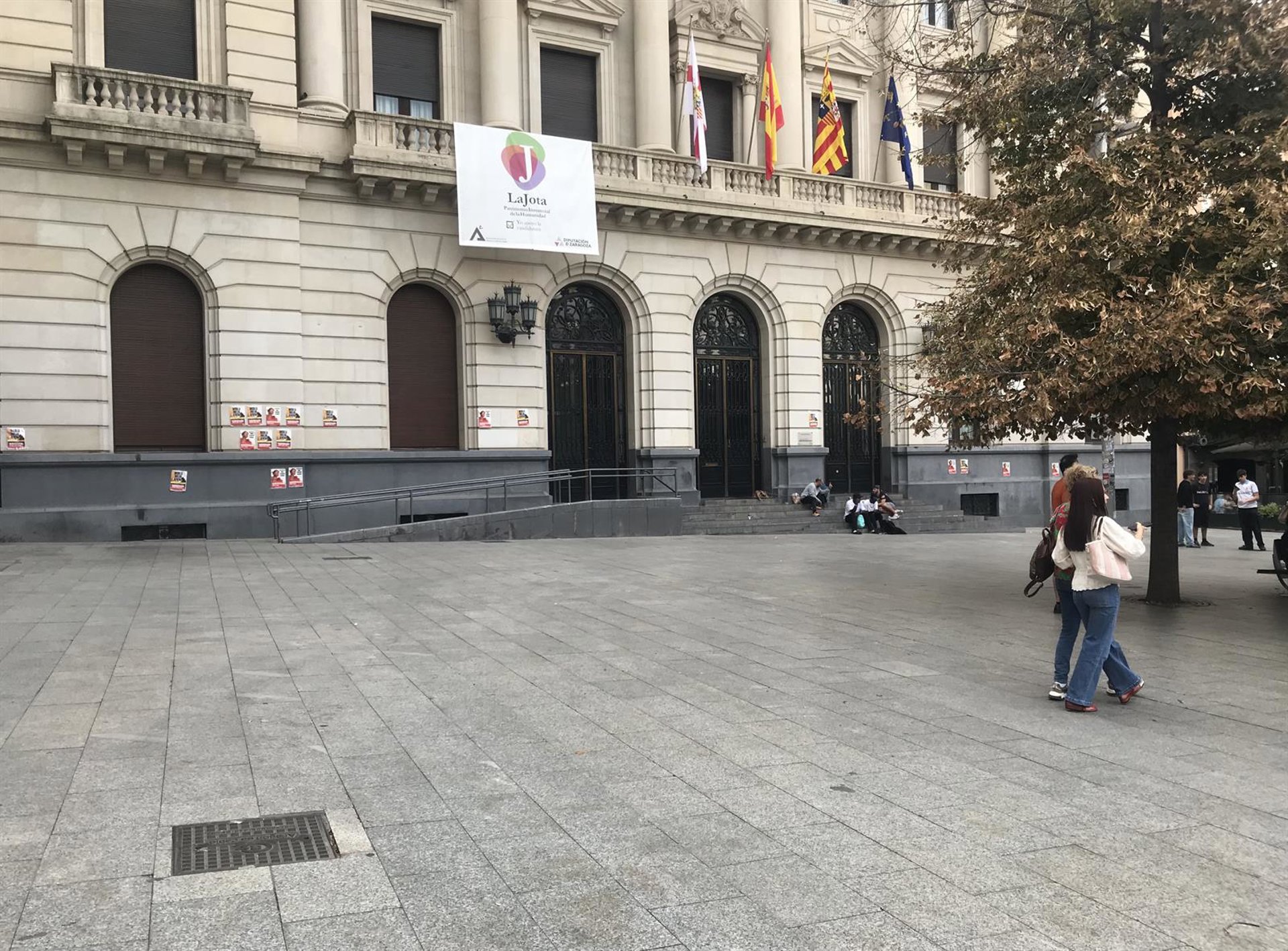 Retiran las tiendas de campaña de plaza de España y comienza la manifestación en la plaza Santo Domingo